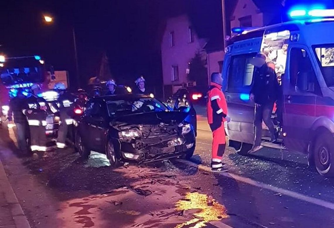 Wypadek na skrzyżowaniu w Kłodnicy. Zderzyły się dwa samochody osobowe. ZDJĘCIA