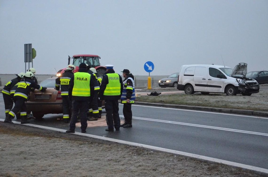 Wypadek na skrzyżowaniu w Reńskiej Wsi. Kobieta zabrana do szpitala. ZDJĘCIA