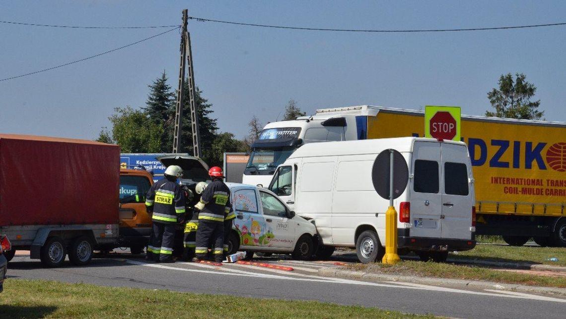 Wypadek na skrzyżowaniu w Reńskiej Wsi. Trzy osoby poszkodowane. ZDJĘCIA