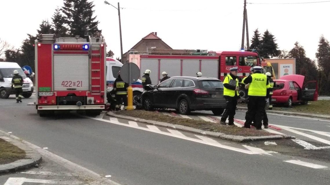 Wypadek na skrzyżowaniu w Reńskiej Wsi. Zderzyły się dwa samochody osobowe. ZDJĘCIA