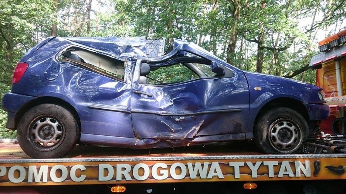 Wypadek na trasie do Cisowej. Volkswagen wypadł z drogi i uderzył w drzewo. ZDJĘCIA