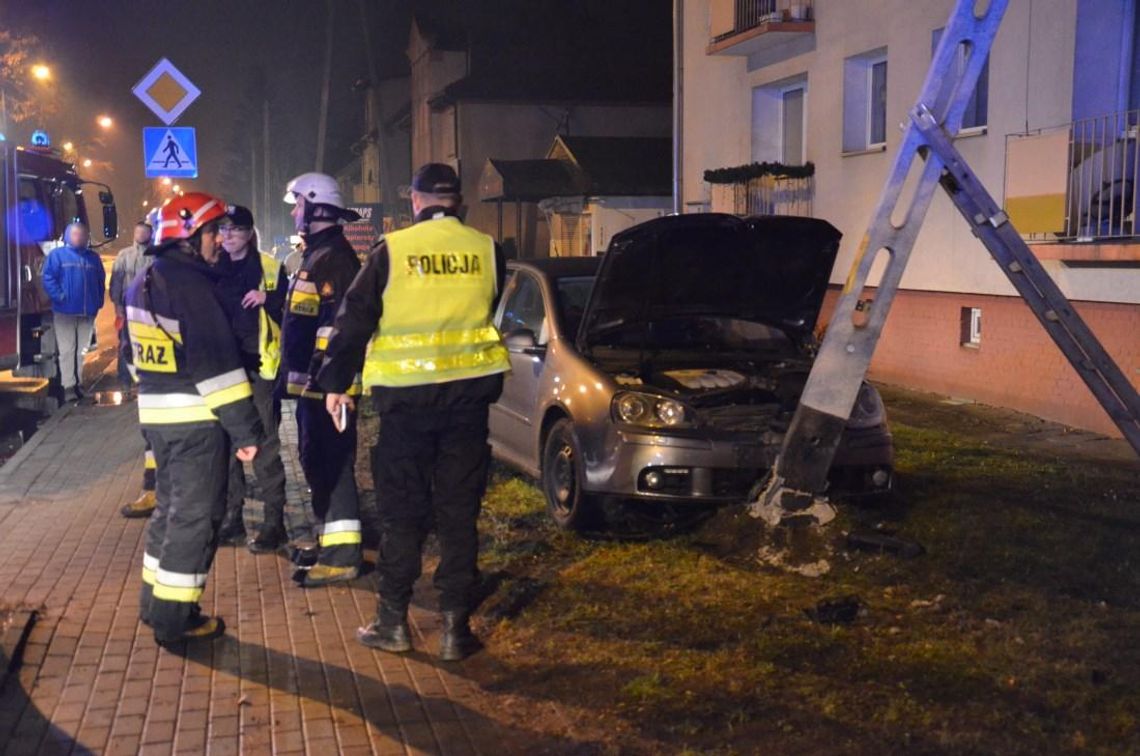 Wypadek na ulicy Chrobrego. Auto wjechało w słup, który przechylił się na blok. ZDJĘCIA