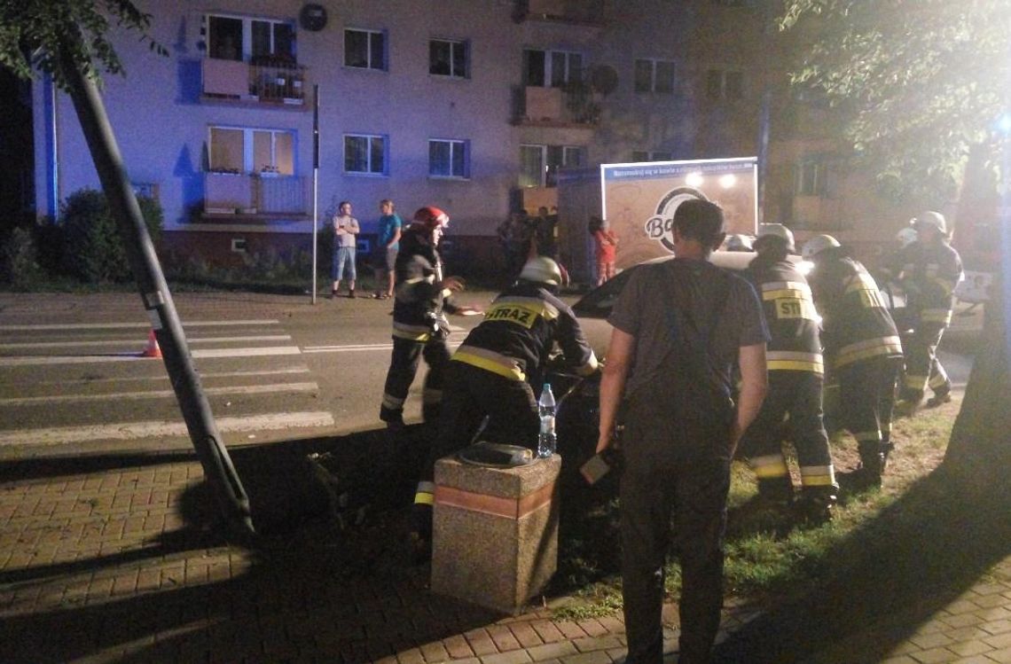 Wypadek na ulicy Chrobrego. Foodtruck zahaczył o drzewo i ściął latarnię. ZDJĘCIA