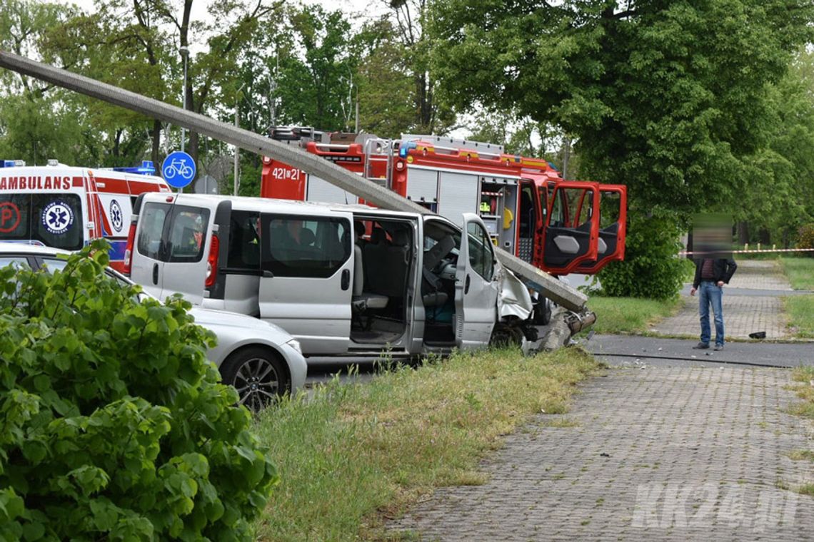 Wypadek na ulicy Mostowej. Bus z trzema osobami uderzył w latarnię