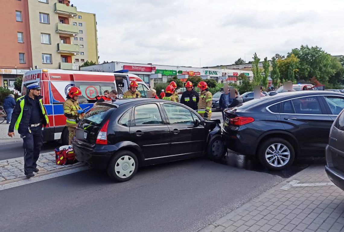 Wypadek na ulicy Wojska Polskiego. Droga zablokowana, na miejscu wszystkie służby