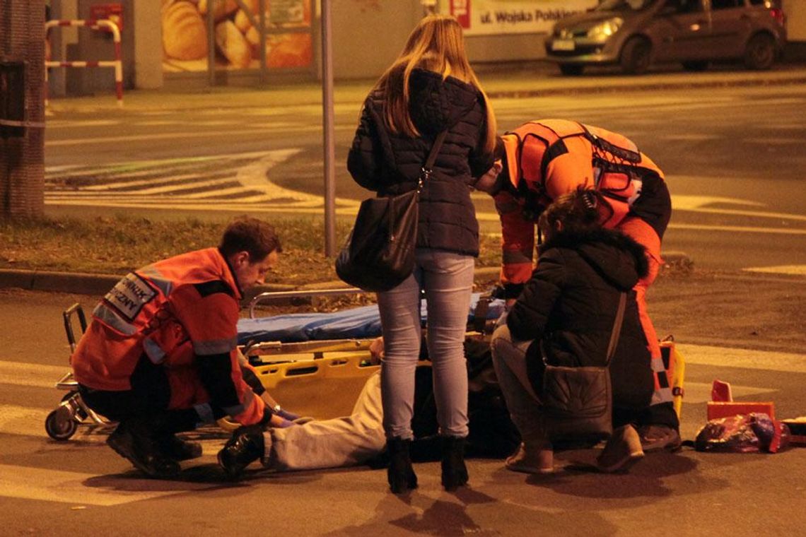 Wypadek na ulicy Wojska Polskiego. Samochód potrącił mężczyznę przechodzącego na pasach. ZDJĘCIA