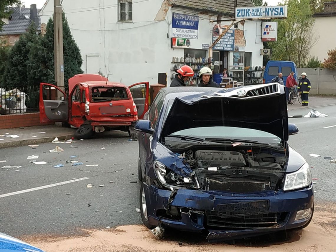 Wypadek na ulicy Wyspiańskiego. Są ranni. Droga jest zablokowana. ZDJĘCIA