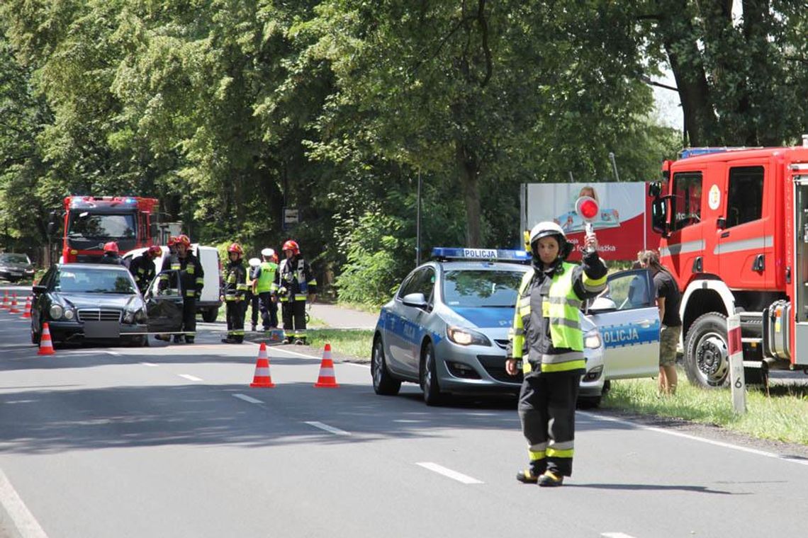 Wypadek podczas wyprzedzania. Fiat czołowo zderzył się z mercedesem. ZDJĘCIA