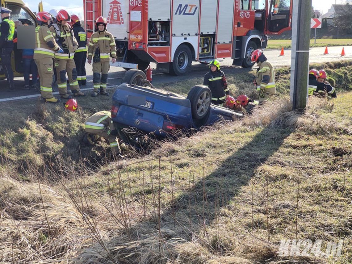 Wypadek przy moście Cisek-Bierawa. Golf po dachowaniu leży w rowie. Trwa akcja ratunkowa