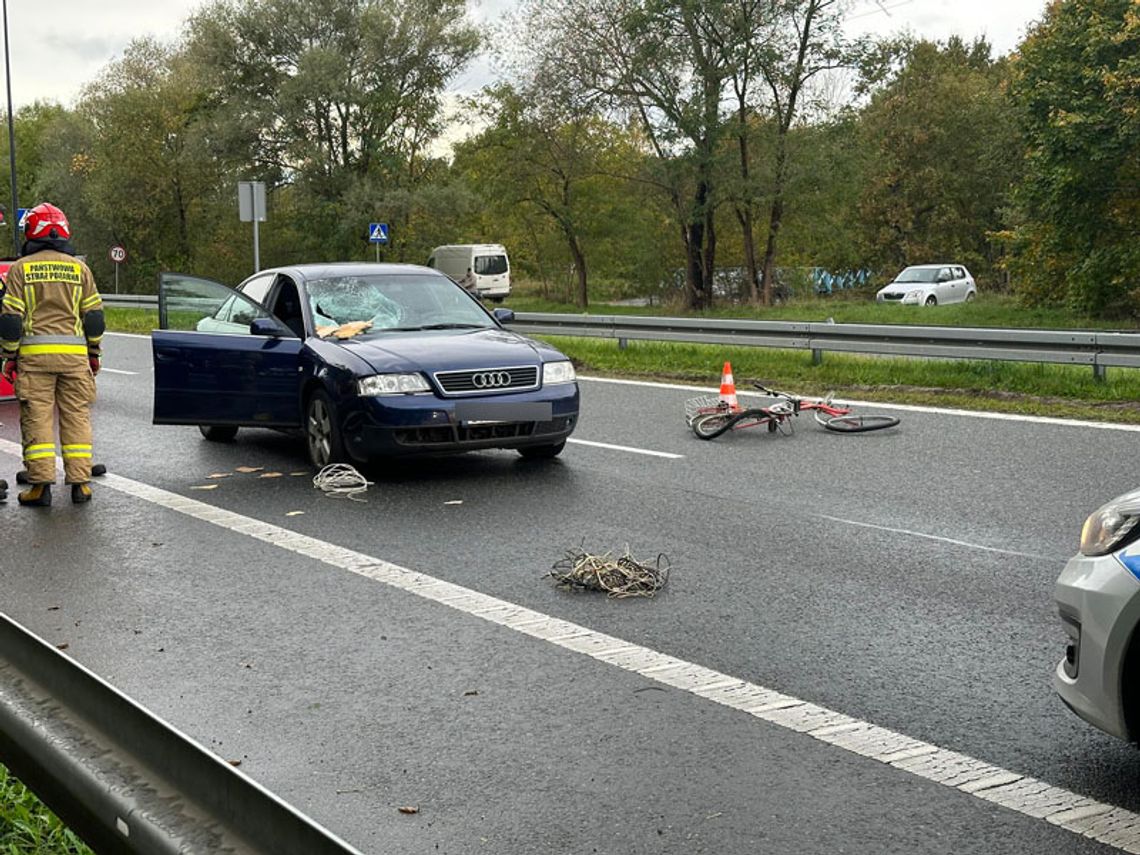 Wypadek śmiertelny na obwodnicy. Samochód potrącił rowerzystę znajdującego się na przejściu dla pieszych