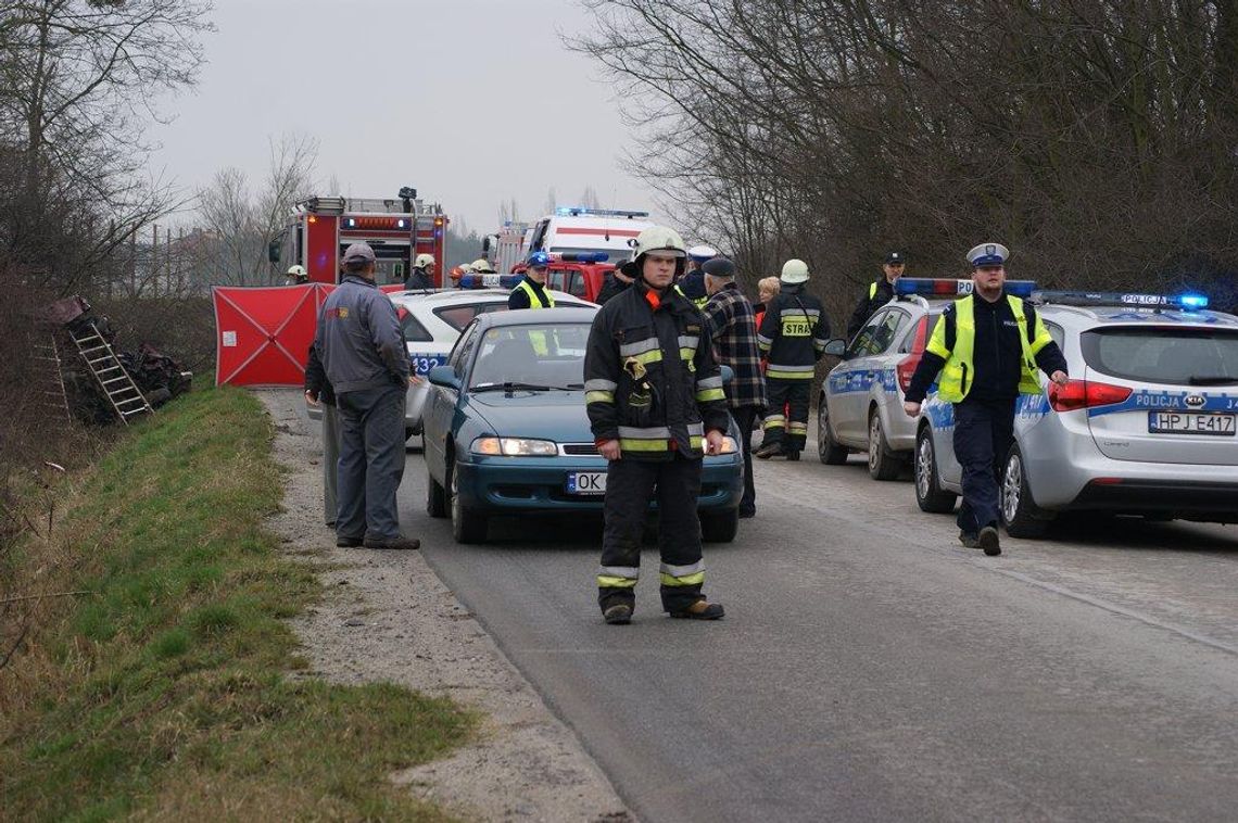 Wypadek śmiertelny w Kobylicach. Samochód osbowy uderzył w drzewo. ZDJĘCIA