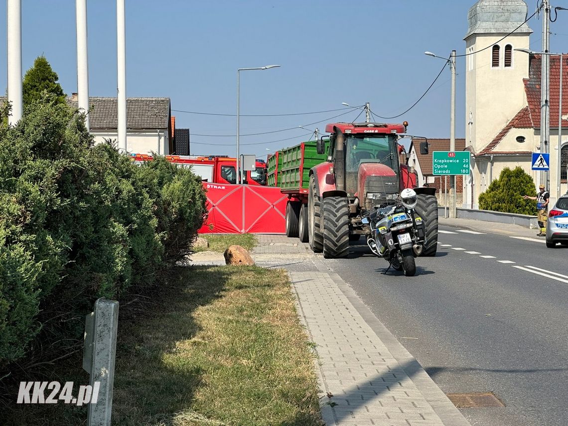 Wypadek śmiertelny w Większycach. Ciągnik z przyczepą potrącił mężczyznę na chodniku