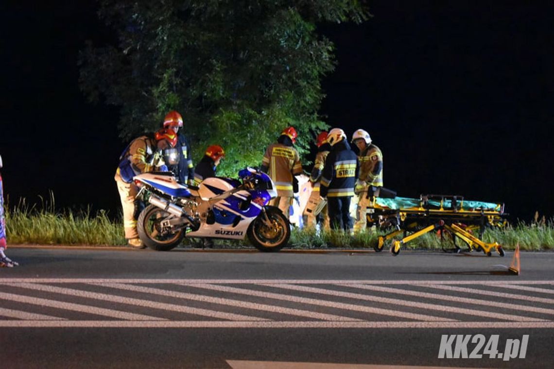 Wypadek w Blachowni. Samochód osobowy zderzył się z motocyklistą. Mężczyzna jest ranny