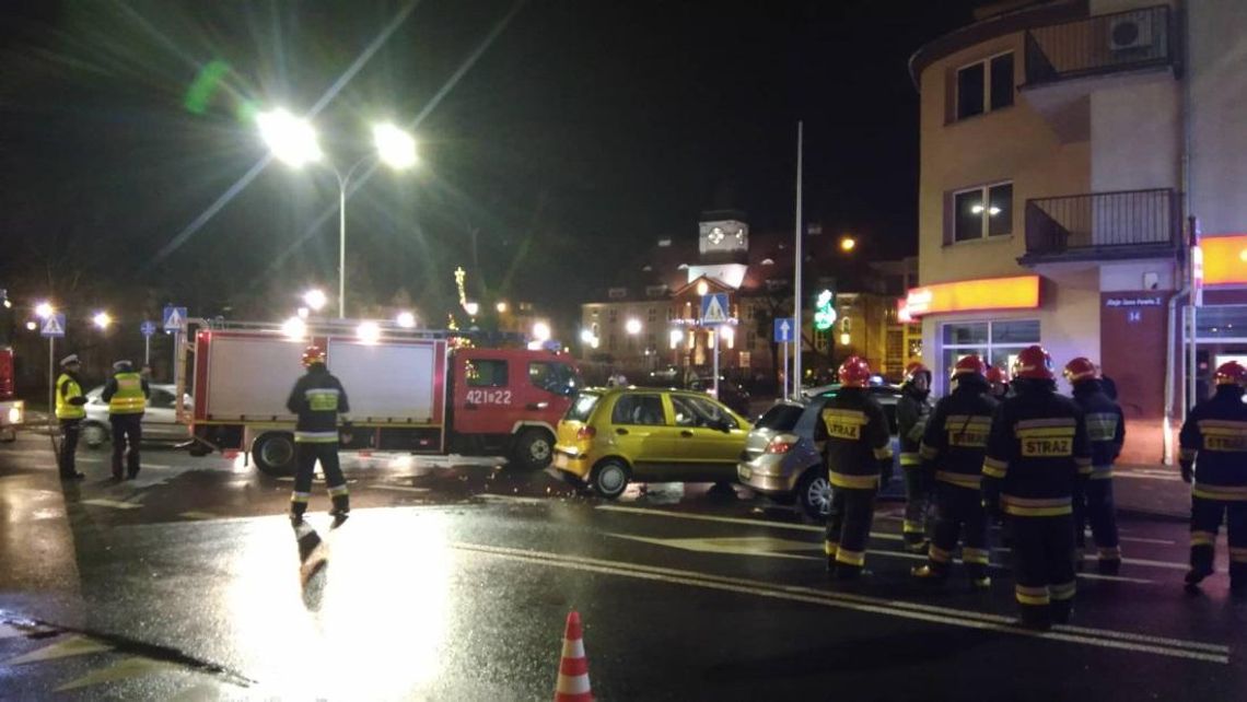 Wypadek w centrum Kędzierzyna. Trzy osoby trafiły do szpitala. ZDJĘCIA