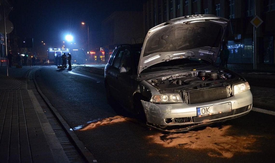 Wypadek w centrum miasta. Kierowca audi ściął latarnię na al. Jana Pawła II i zgubił koło. ZDJĘCIA