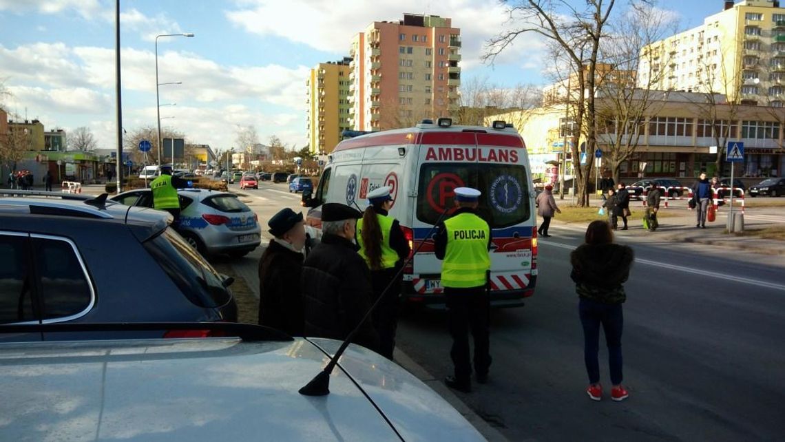 Wypadek w centrum. Młoda kobieta potrącona na przejściu. ZDJĘCIA