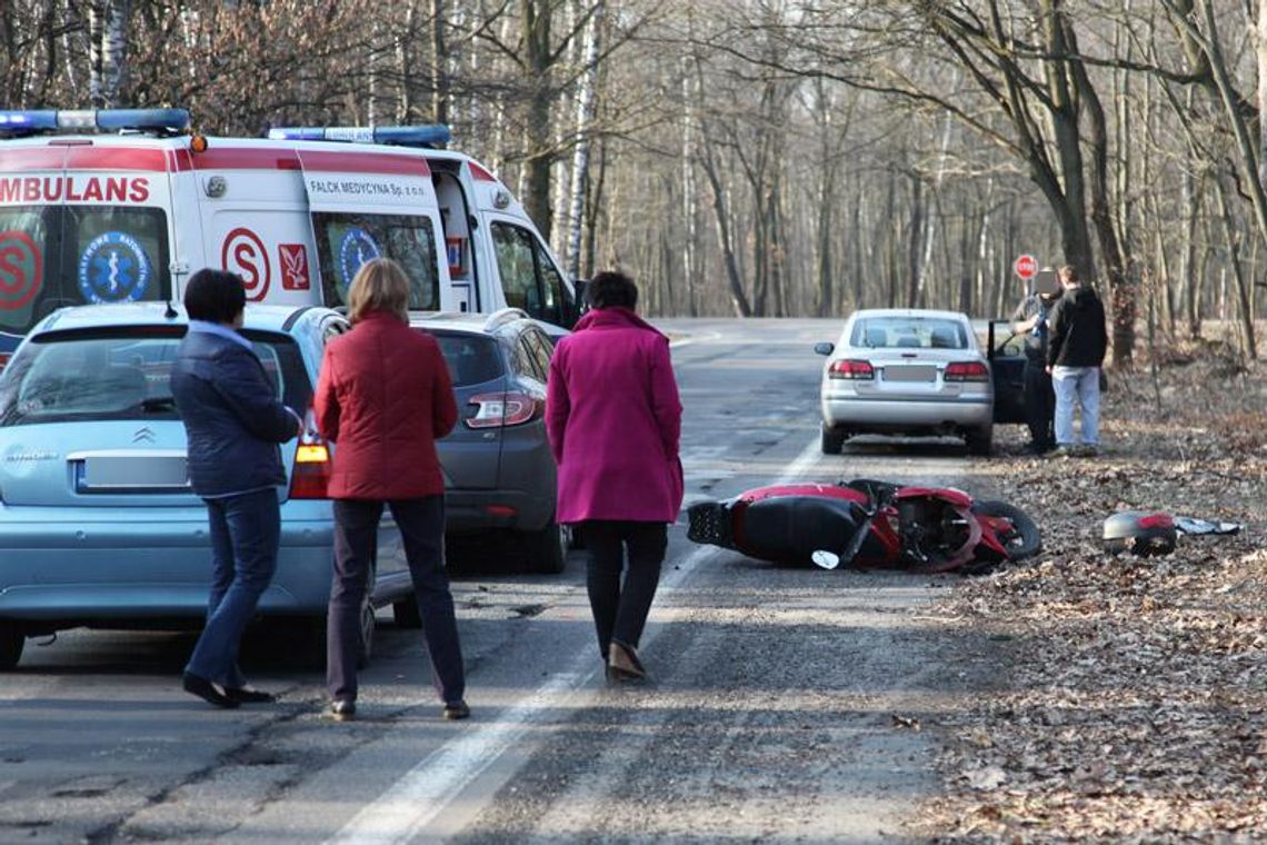 Wypadek z udziałem motorowerzysty na ulicy Mostowej. Mężczyzna trafił do szpitala