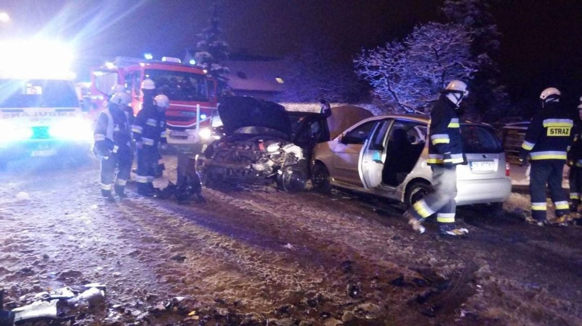 Wypadek z udziałem trzech samochodów osobowych. Cztery osoby zabrane do szpitala. ZDJĘCIA