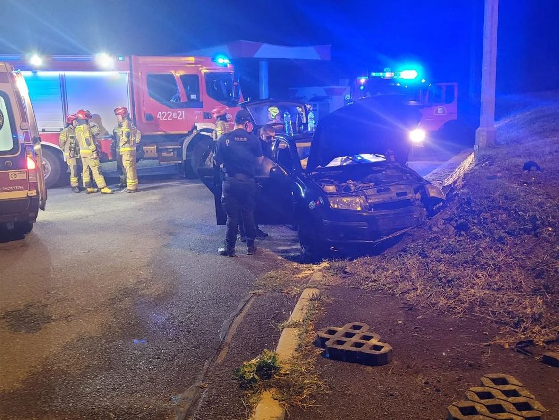 Wypadł z drogi i uderzył w przydrożny nasyp. Młody kierowca złamał sądowy zakaz kierowania pojazdami