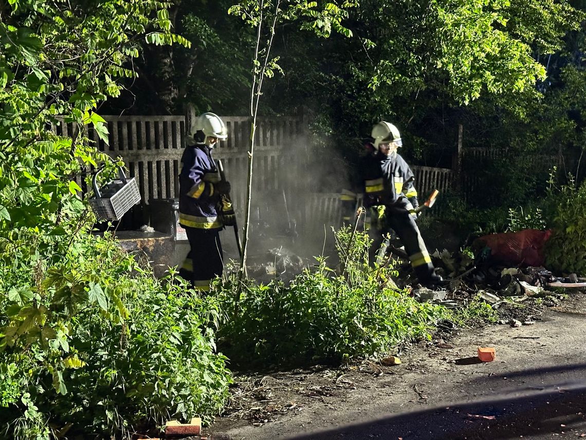 Wypalali kable, doprowadzili do pożaru. Straż pożarna i policja interweniowali na terenie byłego tartaku Wypalali kable, doprowadzili do pożaru. Straż pożarna i policja interweniowali na terenie byłego tartaku