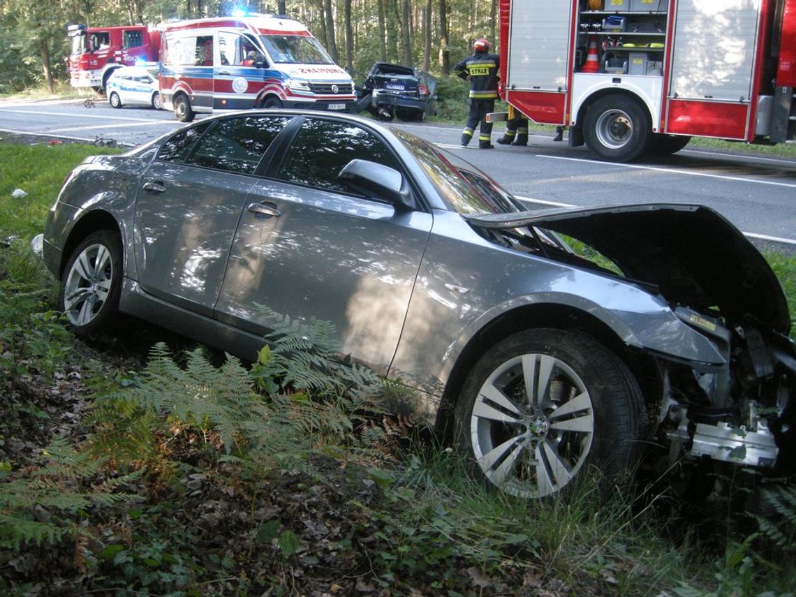 Wyprzedzał kolumnę pojazdów i spowodował wypadek. Dwie osoby trafiły do szpitala