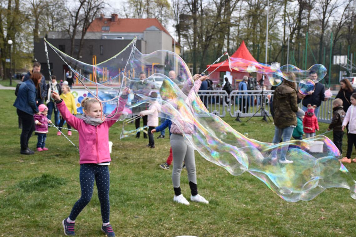 Wypuścili tysiące baniek mydlanych. Tak wyglądał Bubble Day w Kędzierzynie-Koźlu. ZDJĘCIA