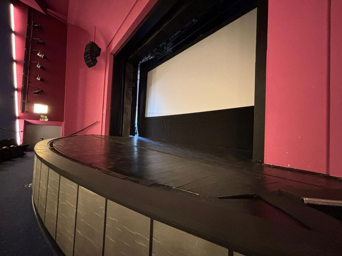 Wysłużona scena w kinie Chemik przeszła remont. Podłoga została wycyklinowana i odświeżona