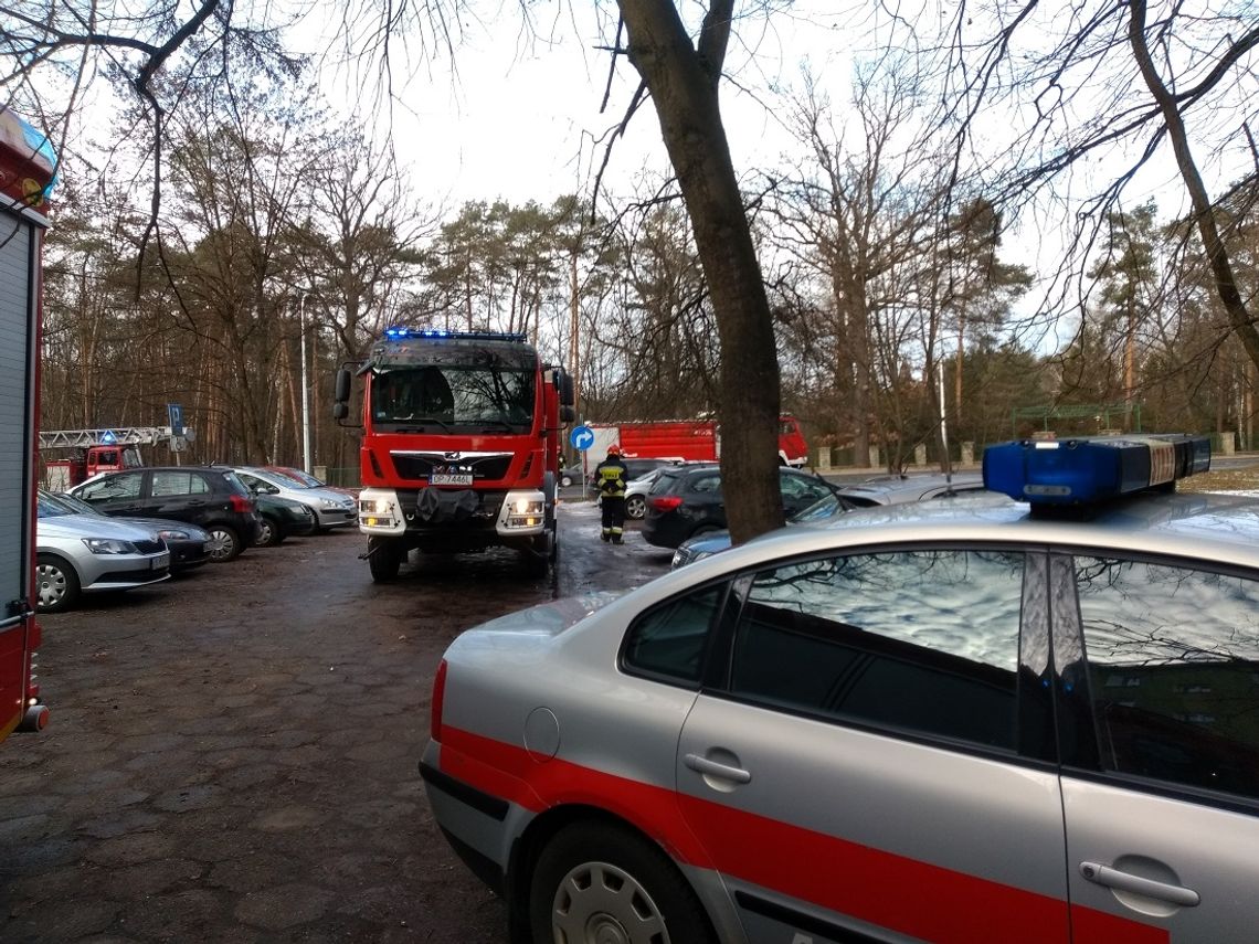 Wysokie zadymienie na klatce schodowej. Interwencja służb na ulicy 9 Maja