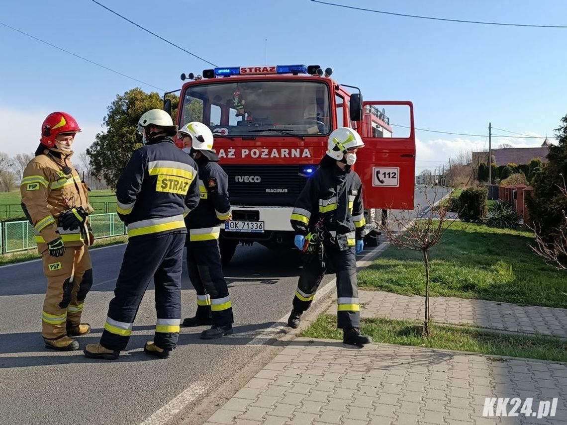 Wysokie zadymienie w budynku mieszkalnym. Kobieta doznała urazu nogi podczas rozpalania w piecu