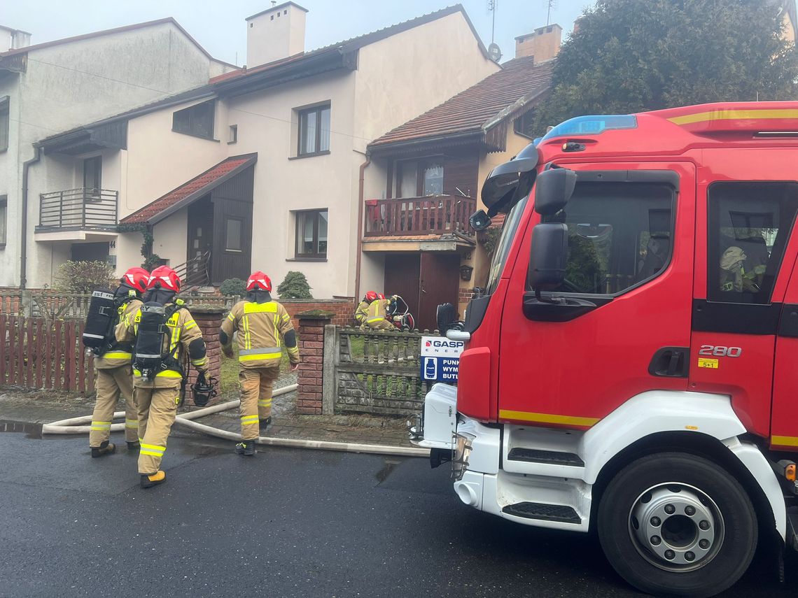 Wysokie zadymienie w piwnicy budynku mieszkalnego na Pogorzelcu. Na miejscu straż pożarna i policja