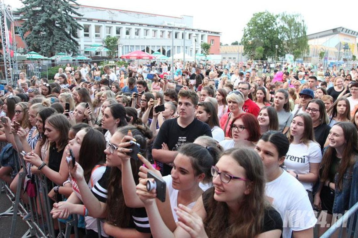 Wystartowały Dni Kędzierzyna-Koźla. Oblężenie lunaparku. Na scenie Jeremi Sikorski. ZDJĘCIA