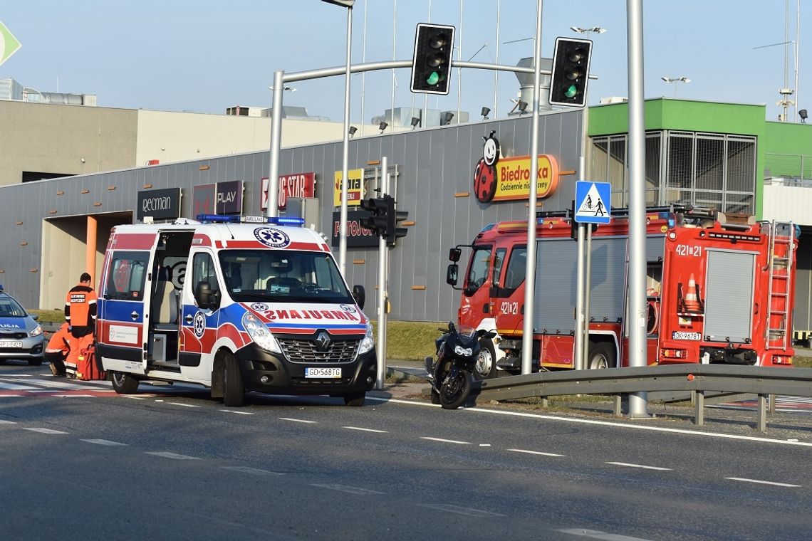 Wywrotka motocyklistki na obwodnicy miasta. Kierująca jednośladem nie zdołała wyhamować przed światłami