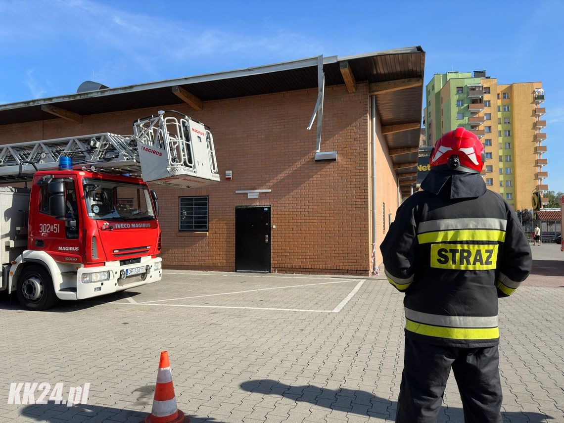 Z dachu marketu niebezpiecznie zwisała blacha. Na miejscu interweniowali strażacy