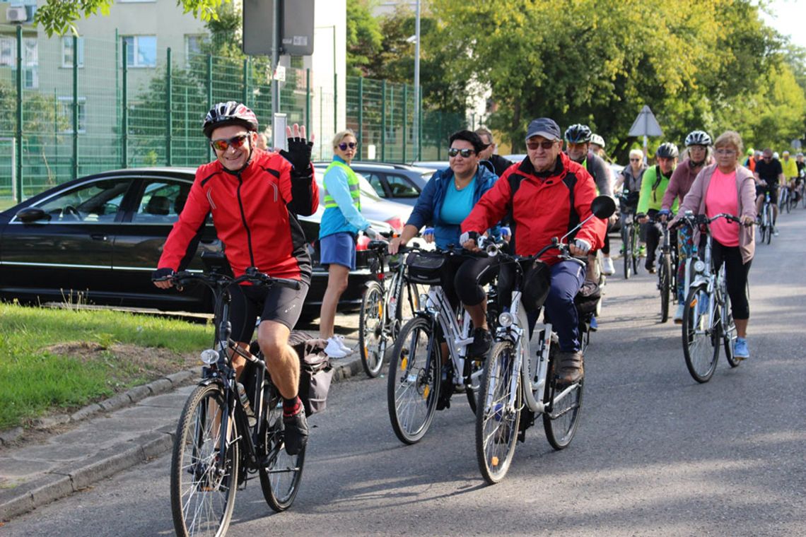 Z Kędzierzyna-Koźla wyruszył rajd rowerowy. Mają do pokonania 50 kilometrów. ZDJĘCIA