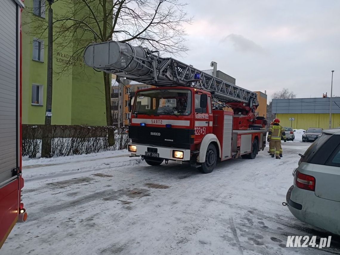 Z kobietą od dłuższego czasu nie było kontaktu. Policjanci i strażacy w bloku przy ulicy Łokietka