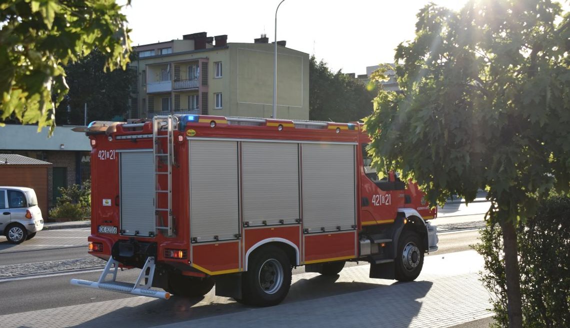 Z mieszkania ciekła woda i wydobywał się odór. Interweniowali strażacy i policja