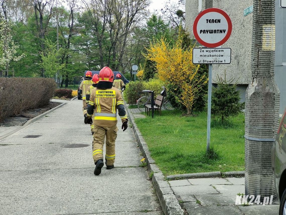 Z mieszkania dobiegało wołanie o pomoc. Interwencja służb ratunkowych na Pogorzelcu