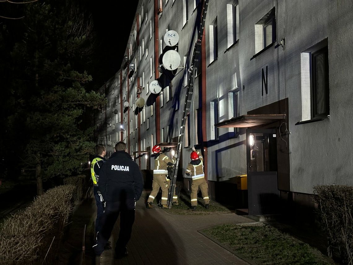 Z mieszkania dochodził dźwięk czujki tlenku węgla. Na miejscu straż pożarna i policja