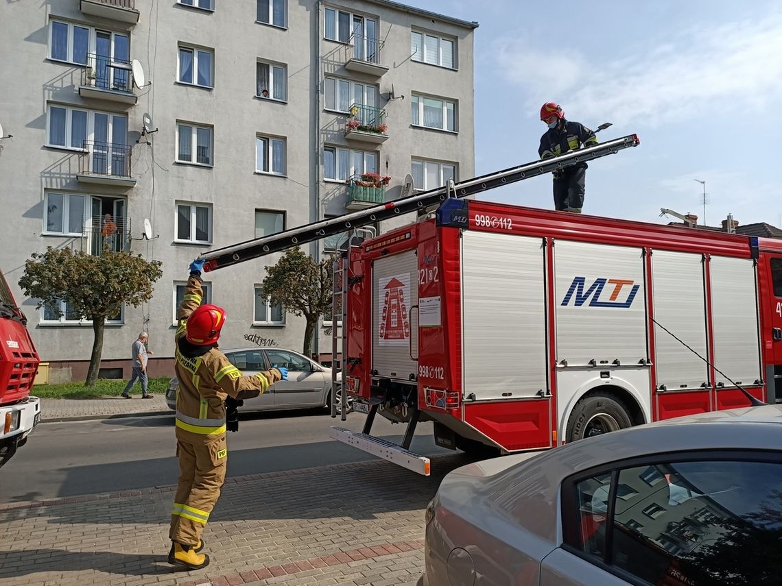 Z mieszkania lała się woda, a z lokatorem nie było kontaktu. Interwencja służb na Pogorzelcu