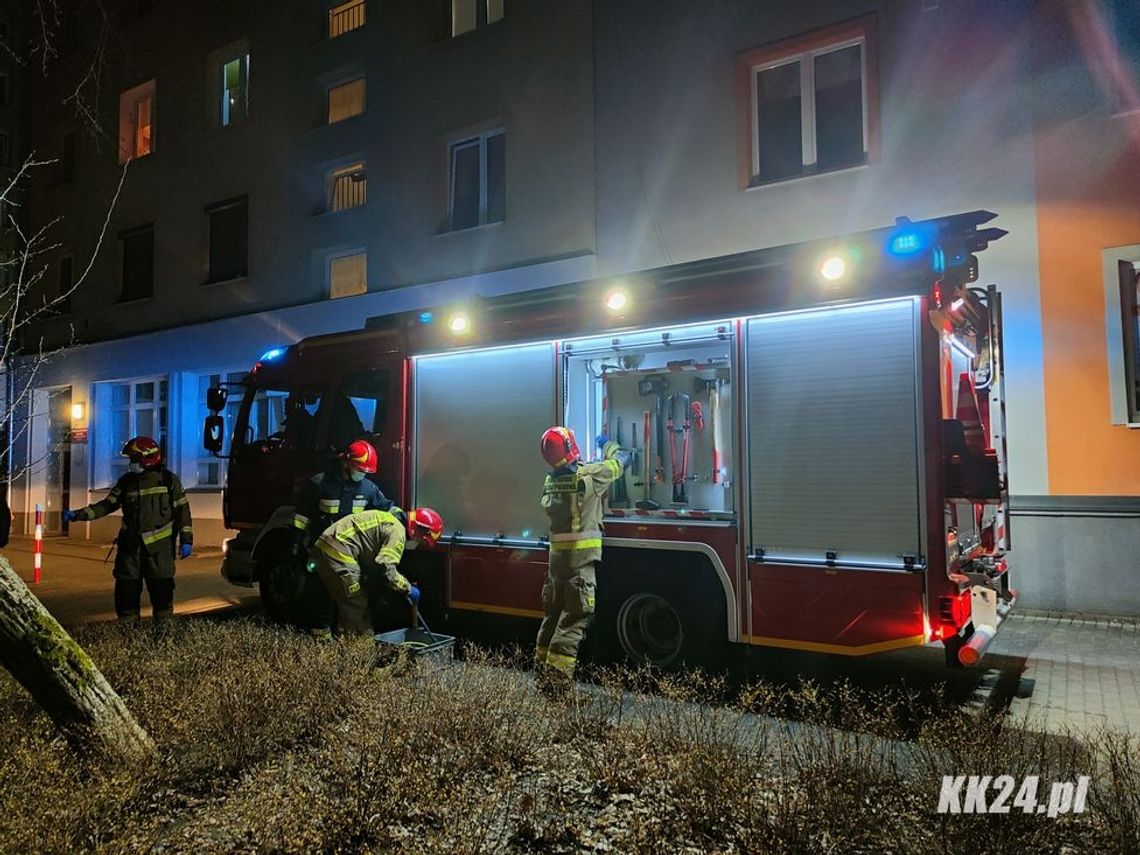 Z mieszkania lała się woda i nikt nie reagował na pukanie do drzwi. Interwencja służb w Śródmieściu