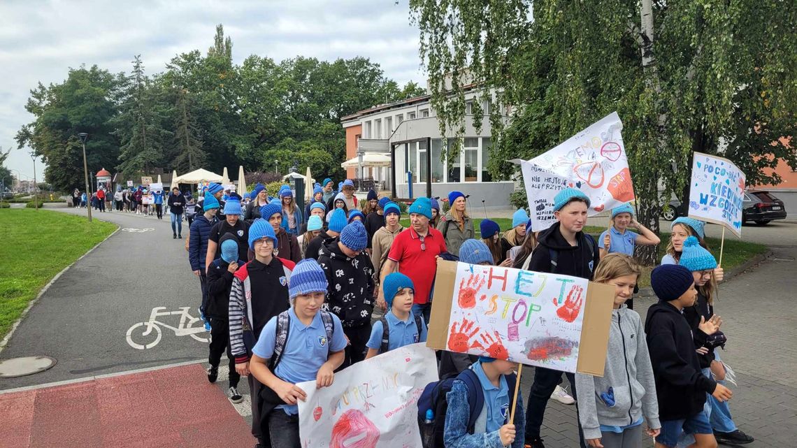 Z niebieskimi czapkami na głowach manifestowali swój sprzeciw wobec przemocy. Finał akcji "Hat Not Hate"