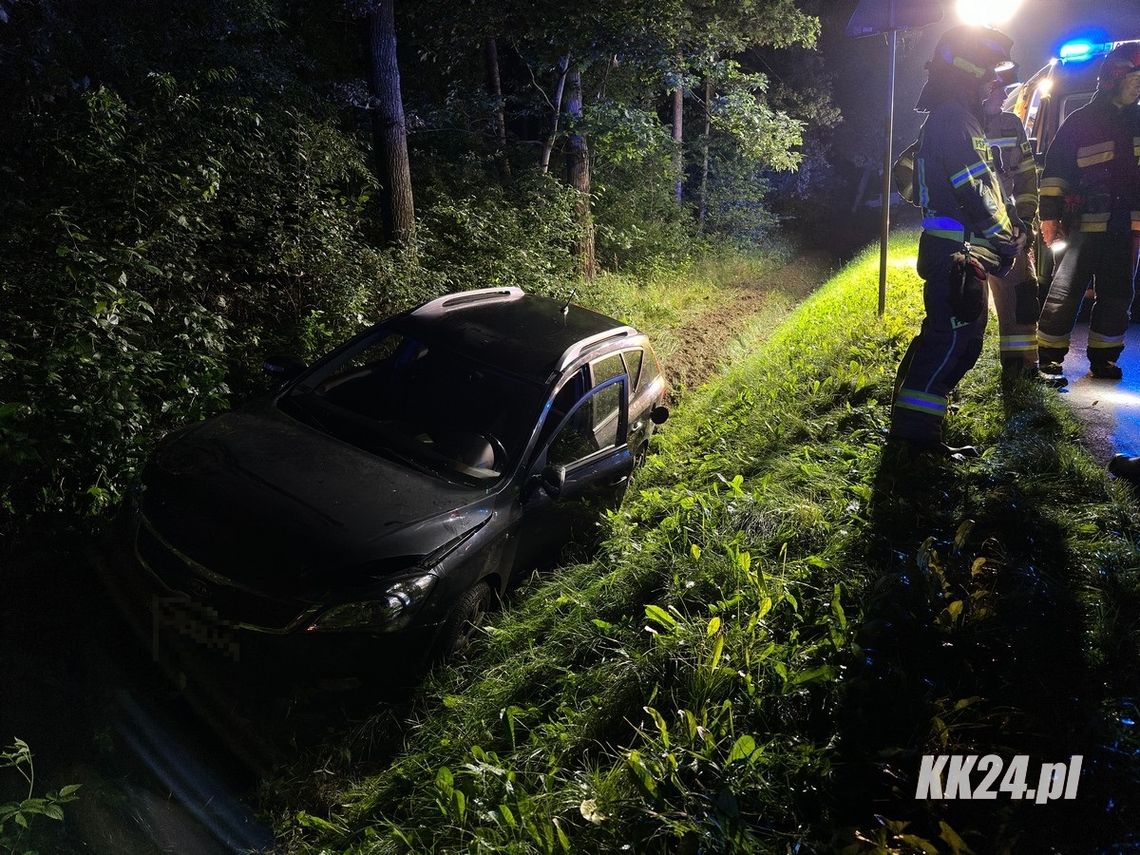 Z niewyjaśnionych przyczyn wypadł z drogi i zjechał do przydrożnego rowu. Wypadek na drodze Cisowa-Kuźniczki