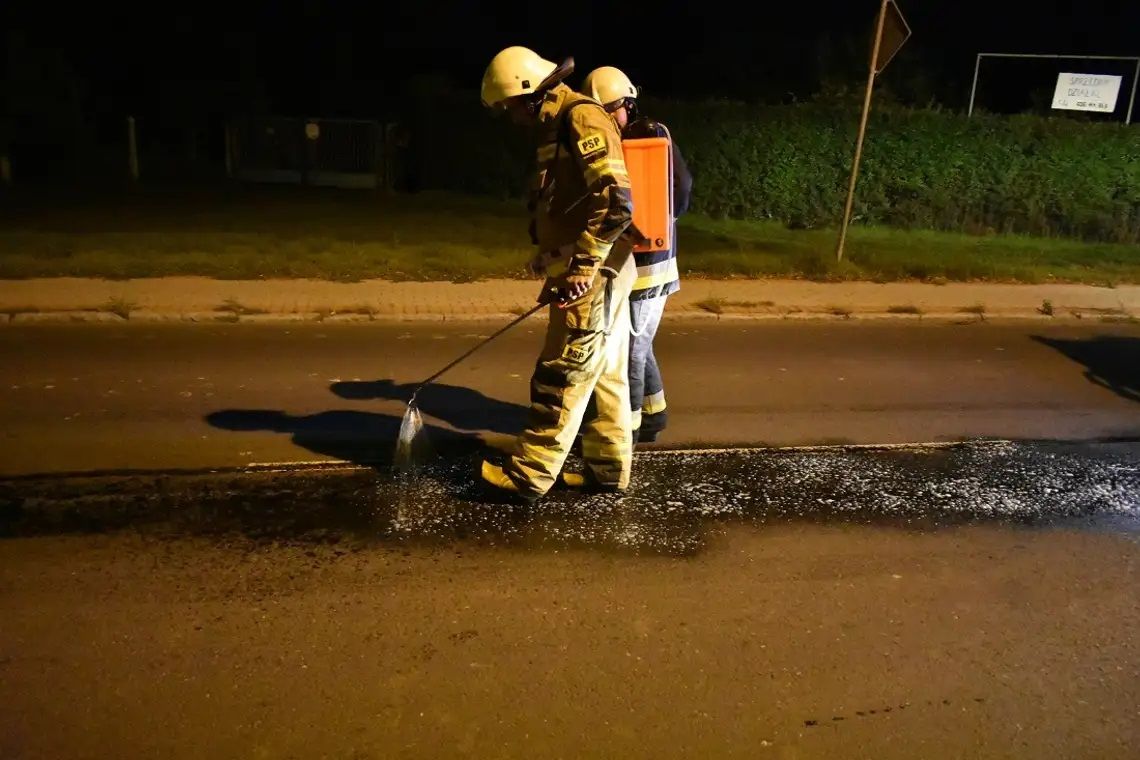 Z osobówki wyciekł olej na jezdnię. Służby interweniują na alei Jana Pawła II