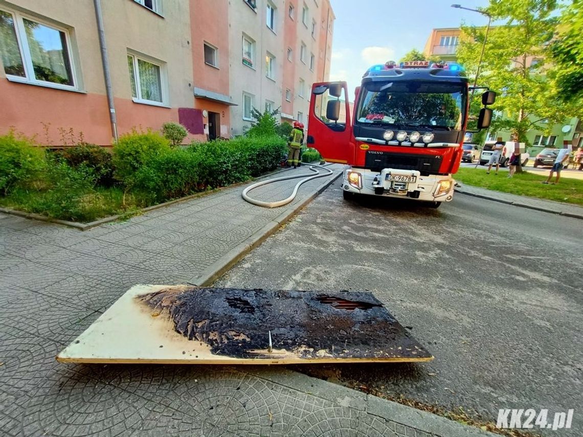 Z piwnicy w bloku wydobywały się kłęby dymu. Służby ratunkowe interweniowały przy ulicy 11 Listopada. ZDJĘCIA