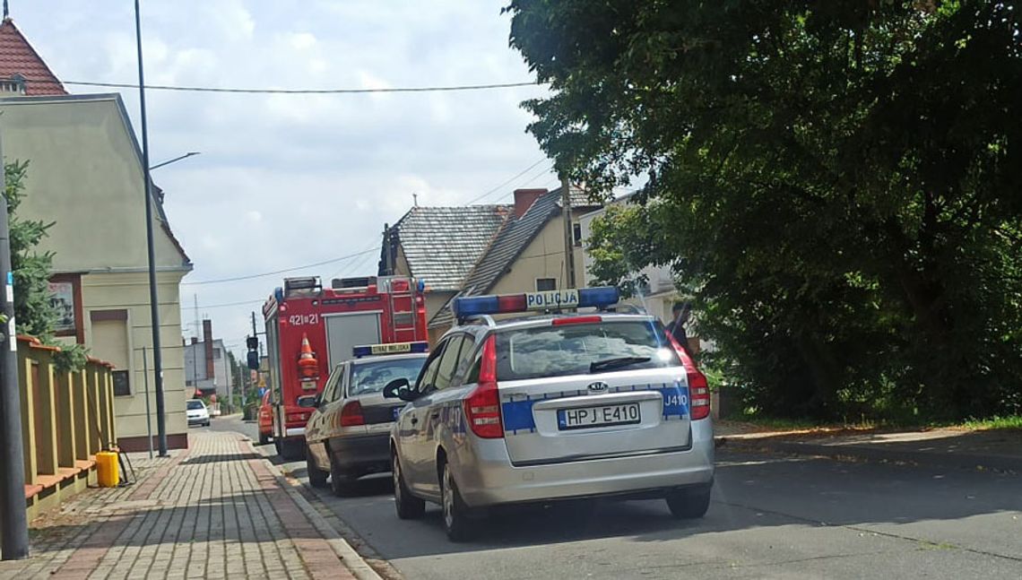 Z pozostawionego samochodu ciekło paliwo. Interwencja służb na osiedlu Kuźniczka