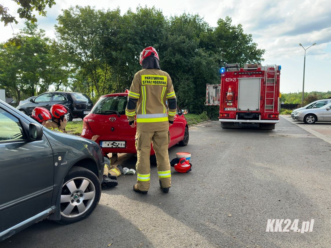 Z samochodu wyciekało paliwo. Na miejscu straż pożarna i policja