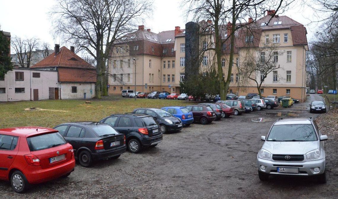 Za urzędem miasta powstaną nowe miejsca parkingowe. Koszt to ponad pół miliona złotych