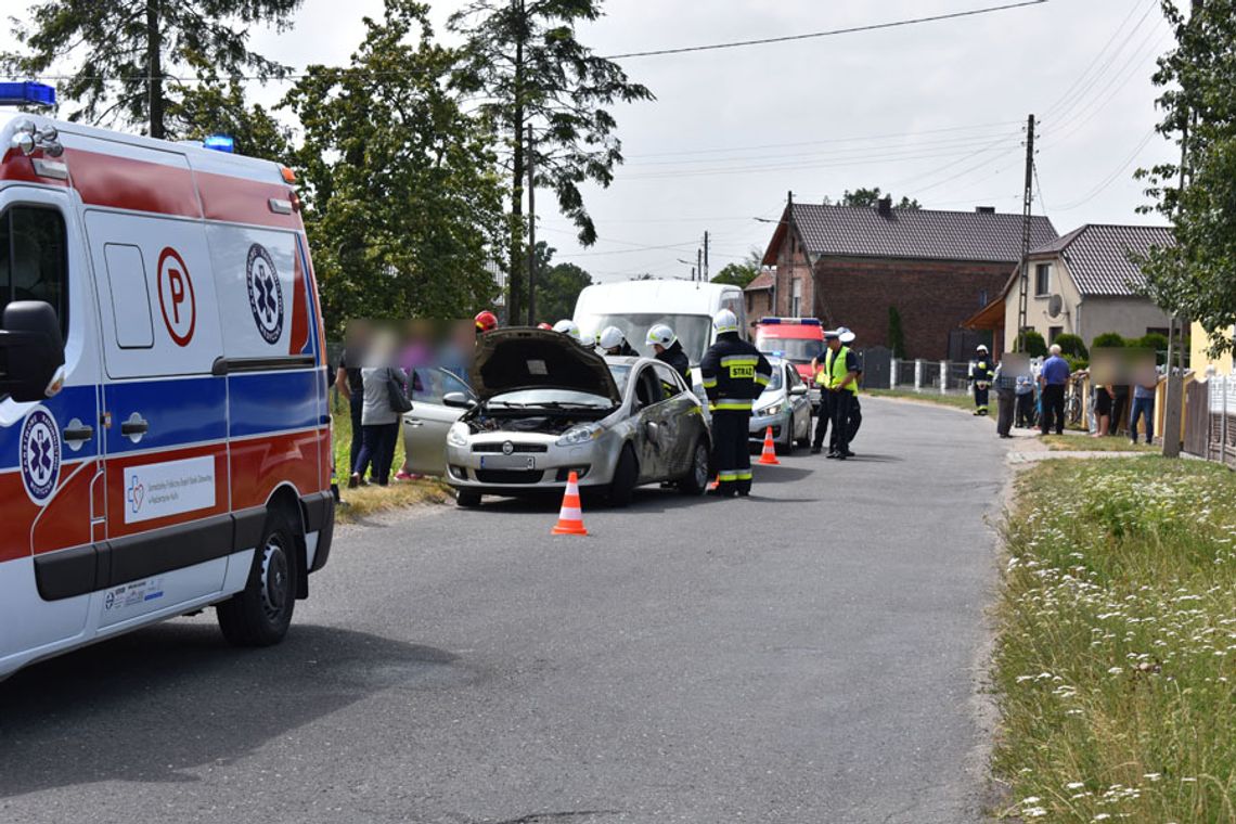 Zablokowana droga po zderzeniu busa z osobówką. Na miejscu wszystkie służby