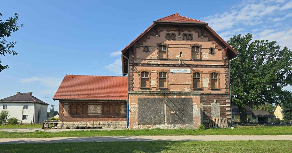 Zabytkowy dworzec w Długomiłowicach dostanie nowe życie. Gmina podpisała umowę na jego przebudowę Zabytkowy dworzec w Długomiłowicach dostanie nowe życie. Gmina podpisała umowę na jego przebudowę