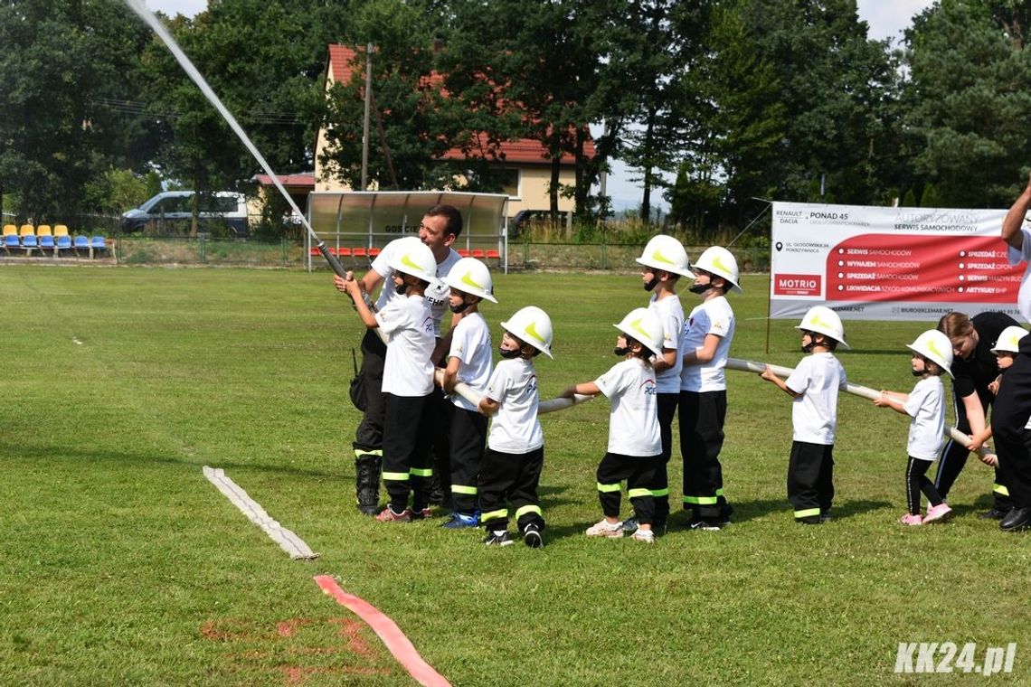 Zabytkowy sprzęt pożarniczy po raz 10. w akcji. Młodzi druhowie rywalizują w Pokrzywnicy. ZDJĘCIA